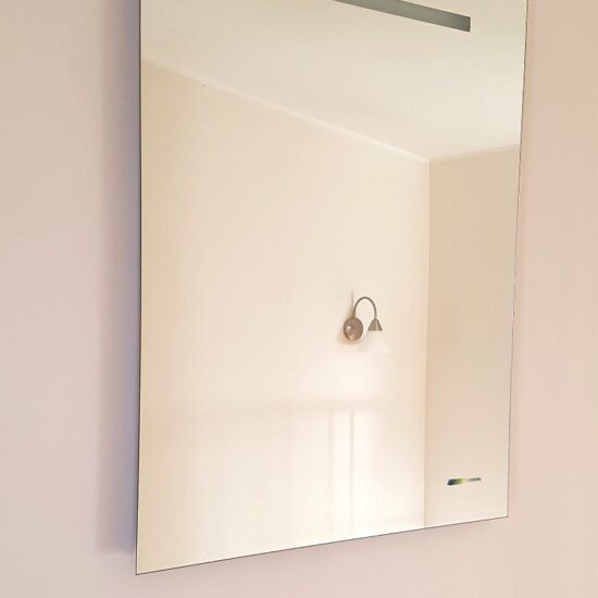 Vonios veidrodis su apšvietimu