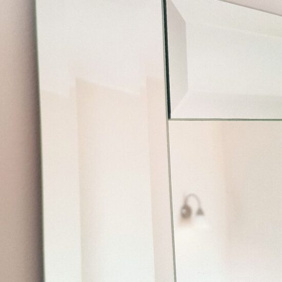 veidrodis su veidrodiniu remu