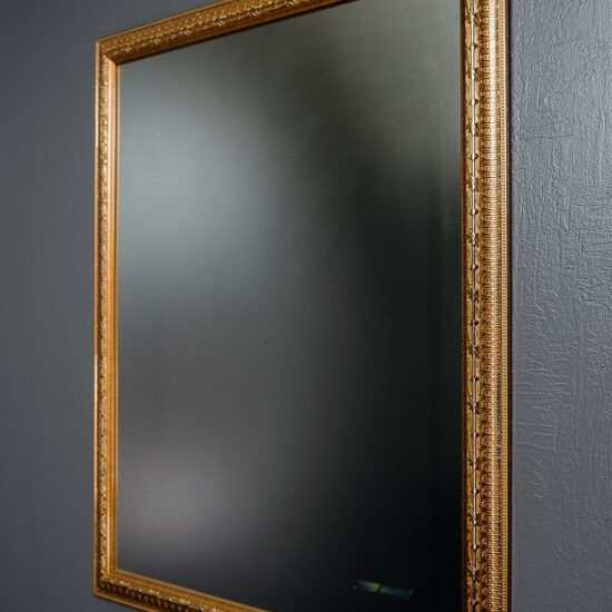 VEIDRODIS SU auksiniu RĖMU AUKSAS