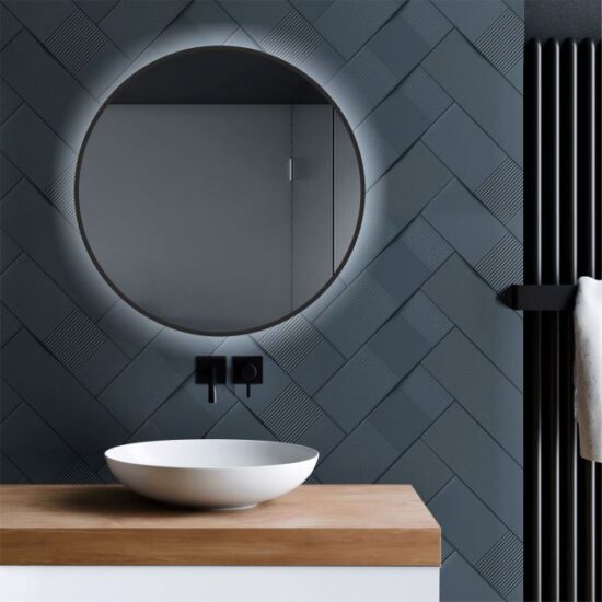 Apvalus veidrodis su juodu remeliu