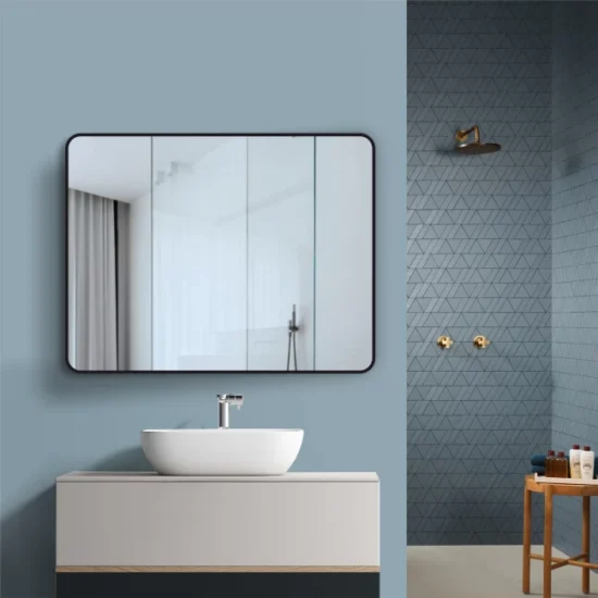 Veidrodis uzapvalintais kampais ir juodu remeliu