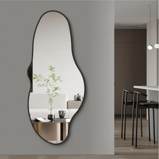 Netaisyklingos formos veidrodis su juodu remeliu 70x160