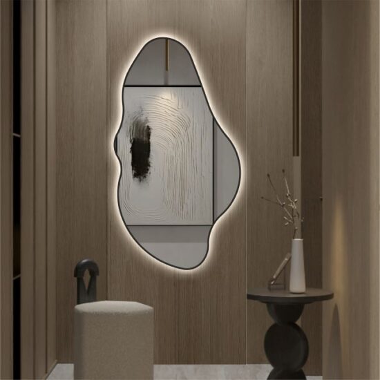 Netaisyklingos formos veidrodis su juodu remeliu 60x110