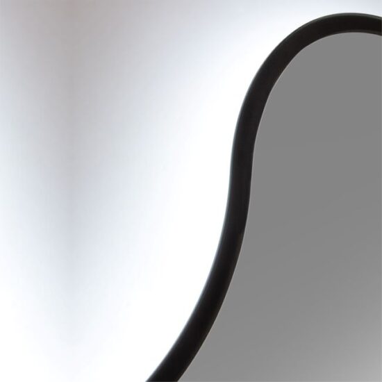 Netaisyklingos formos veidrodis su juodu remeliu 60x110