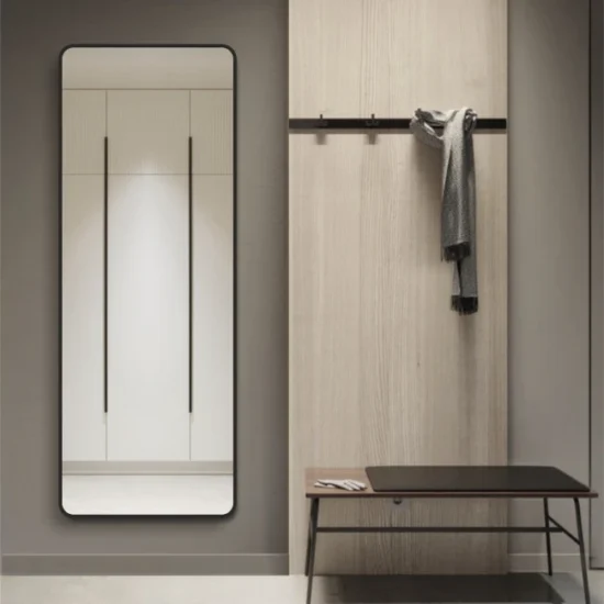 Veidrodis uzapvalintais kampais su juodu remeliu 60x160 cm