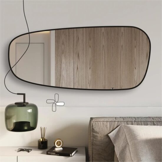 Netaisyklingos formos veidrodis su juodu rėmeliu 65x150 cm