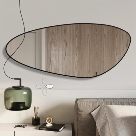 Netaisyklingos formos veidrodis su juodu remeliu  70x160 cm