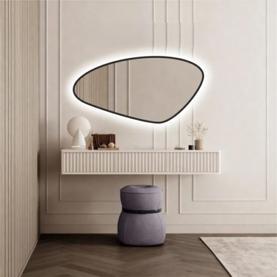 Netaisyklingos formos veidrodis su apsvietimu ir juodu remeliu