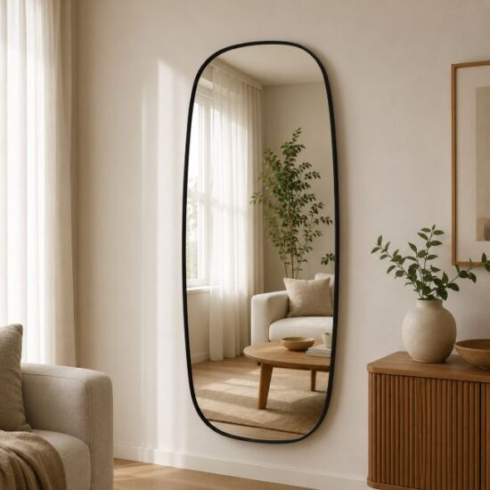 Netaisyklingos formos veidrodis  su juodu remeliu 60x160 cm,
