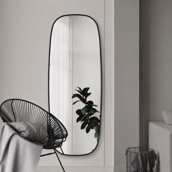 Netaisyklingos formos veidrodis su juodu remeliu 60x160 cm,